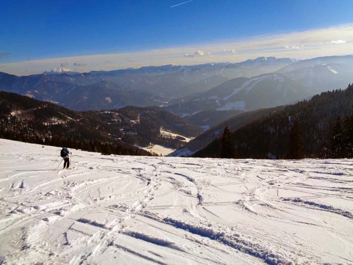 die Abfahrt vom Eisenstein über die Südflanke in den Mühlhofgraben gehört zu den beliebtesten Schitouren in den Türnitzer Alpen; links hinten Schneeberg, rechts Göller