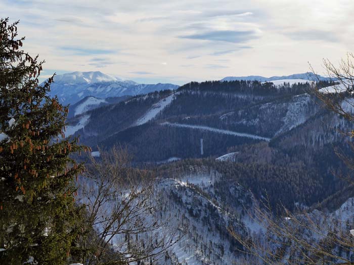 Blick von der Höhe des Gr. Kegel gegen SSO auf Schneeberg und Gippel; tief unter uns die Türnitzer Schlucht