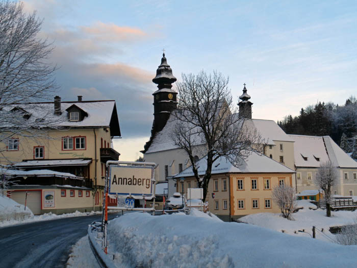 auch Annaberg eignet sich gut für eine Unterbrechung der Tour; der Sattel wurde im frühen 13. Jahrhundert vom Stift Lilienfeld aus gerodet, der Ort 1380 zur Pfarre erhoben und im Dreißigjährigen Krieg 1639 niedergebrannt; der Fremdenverkehr blühte erst ab dem Jahr 1907 mit der Eröffnung der Mariazellerbahn auf