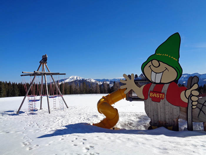 am flachen Übergang zum Hauptgipfel der Bürgeralpe finden wir uns unvermutet in der „Erlebniswelt Holzknechtland“