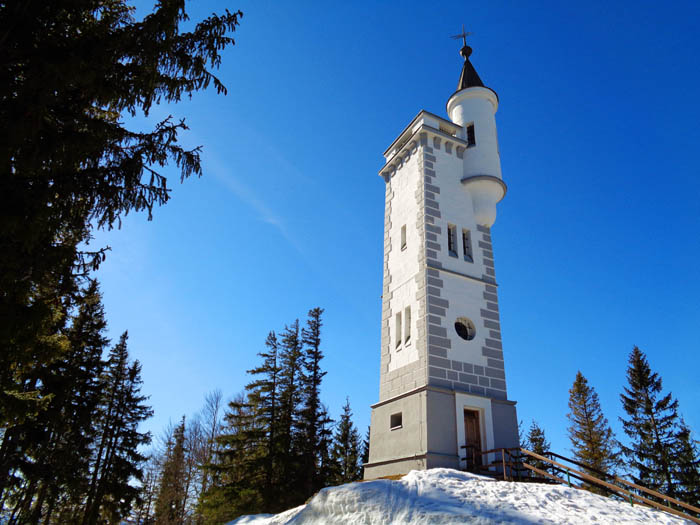 ... neben dem weithin sichtbaren Aussichtsturm