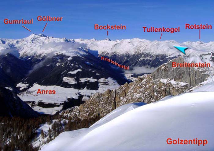 der Tullenkogel von S - eingebettet in die östl. Villgratner Berge; der Aufstiegskamm mit blauem Pfeil