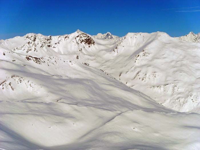 im NNO hinter Gritschmulde und Wilfernertal Dutzende von unberührten Traumhängen, in Bildmitte ganz hinten der Großglockner