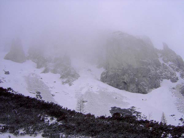 beim Aufstieg durch die Muldenrinne der Rodel verhüllen Schneewolken die bizarren Abstürze des Wildkamm