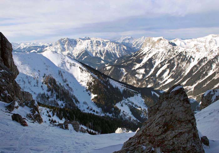 Aufstieg gegen Westen mit Pfaffenstein (rechts), Kaiserschild und Gesäuse