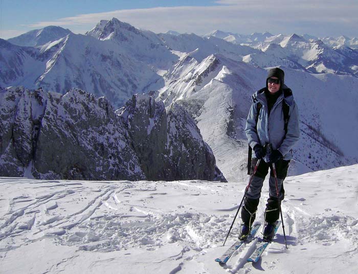 ... und erreichen alsbald das erste Schidepot, dahinter Eisenerzer Alpen und Niedere Tauern