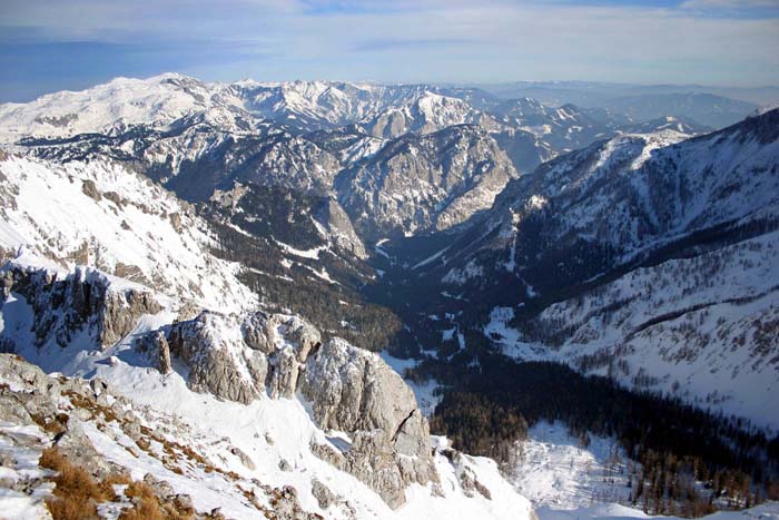 im Nordosten das weitläufige Hochschwabplateau (Gesamtüberschreitung s. Archiv)