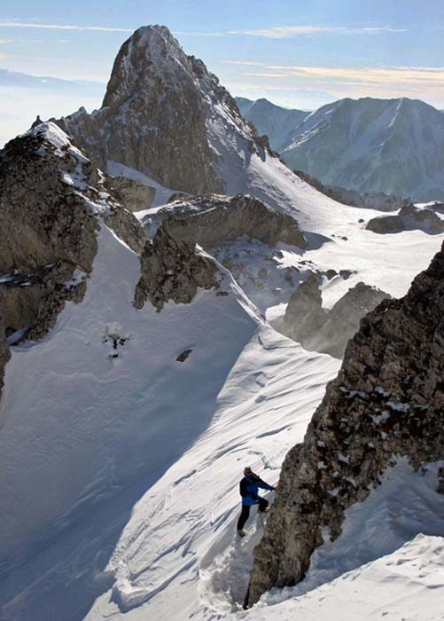 Rückblick vom Klettersteig auf die Vordernberger Griesmauer; wenn man Glück hat, liegen die Stahlseile frei, ...