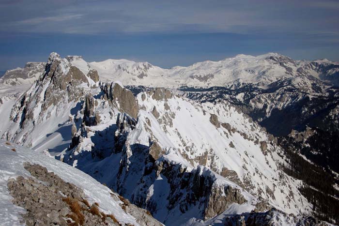 ... stehen wir auf dem zweiten Gipfel: im Norden die Eisenerzer Griesmauer (Griesmauerkogel) - technisch noch etwas anspruchsvoller und deshalb seltener erstiegen, normalerweise von der Gsollkehre über den westseitigen Griesmauerplan, oder noch extremer aus der Jassing über die schattige NO-Rinne (gegen 50°)