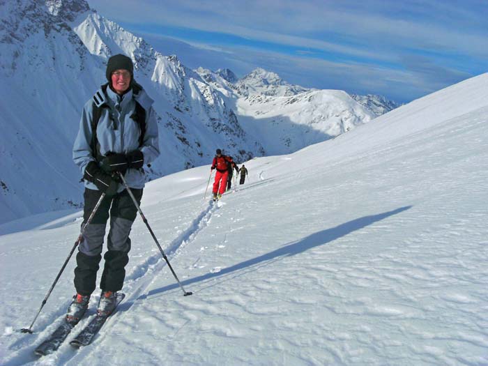 im WNW werden hinter der Ragötzllenke Wild- und Hochgall der Rieserfernergruppe sichtbar