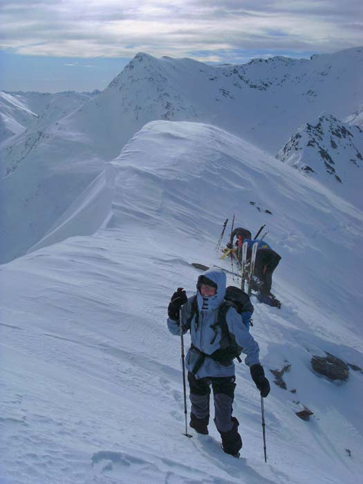 am ebenfalls stark überwechteten Wagenstein SSW-Grat lassen wir bald die Schi stehen