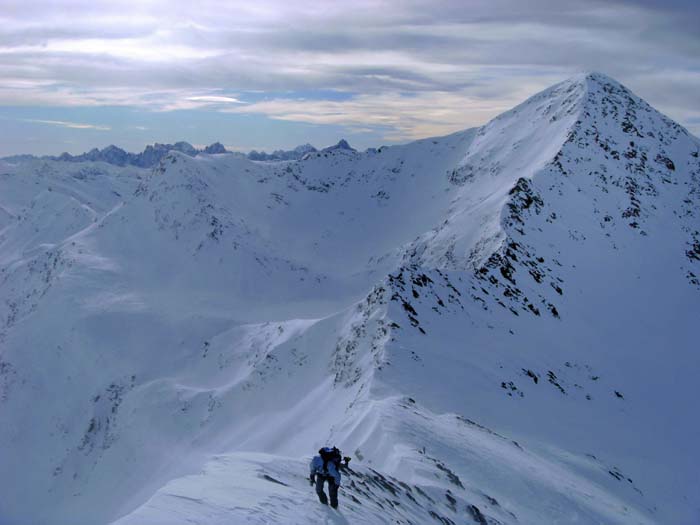 schon weit unten liegt die Ochsenlenke am Fuß des Gr. Degenhorn; noch ein paar Schritte und für Ulli werden die Sextener Dolomiten sichtbar