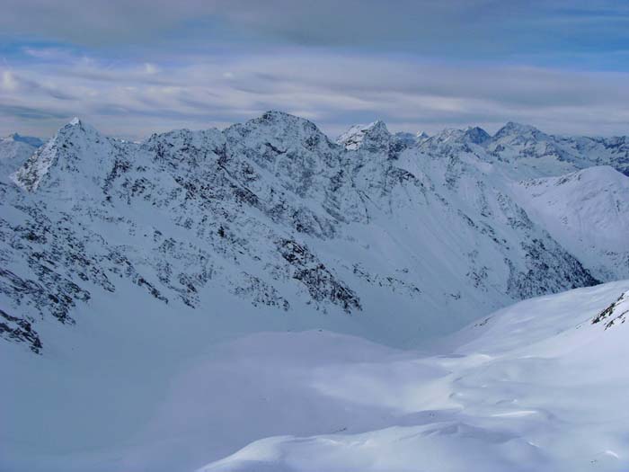 Blick vom Gipfel des Wagenstein auf die Abfahrt durchs Brugger Almbachtal und die krönenden Gipfel von Stortenspitze bis Hochgall