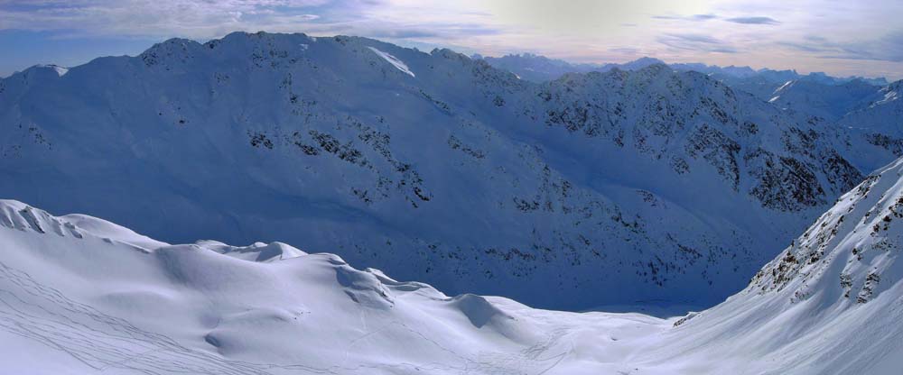 im S unter uns die zahlreichen Spuren der beliebten Degenhorn-Normalroute von Innervillgraten, darüber ein gewaltiger namenloser Berg, sehr verlockend die schattige Riesenrampe unter den Felsen der Kaschaswand; ganz hinten die Dolomiten