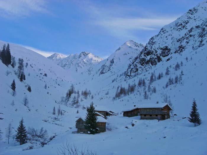 ... zur Brugger Alm; rechts der Mitte die Stortenspitze