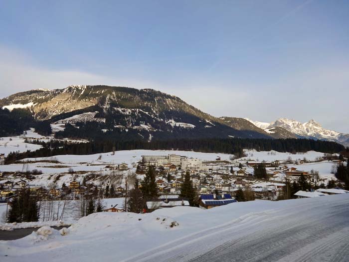 der Wallerbergkamm von Süden (Fieberbrunn), rechts hinten ein Teil der Loferer Steinberge vom fast verdeckten Mitterhorn bis zum Ochsenhorn