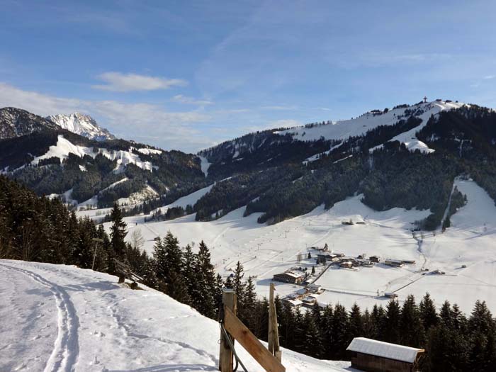 auf der Forststraße oberhalb St. Jakob; im SO links die Leoganger Steinberge, rechts das kleine Schigebiet der Buchensteinwand mit dem gewaltigen Gipfelkreuz/haus (Jakobskreuz: 4 Ausstellungs-/Seminarräume, 5 Aussichtsplattformen)