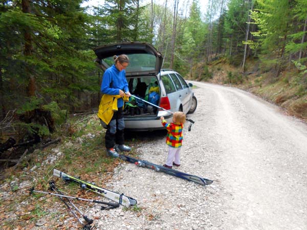 Ronja sortiert die Ausrüstung