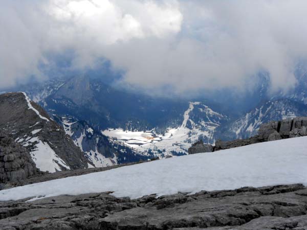 es zieht immer mehr zu; vom Nordkamm erhaschen wir gerade noch den Blick hinunter aufs Schigebiet Wurzeralm