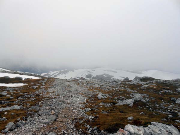 bei Nebel kann auch auf der harmlosen Nordflanke die Orientierung zum Problem werden