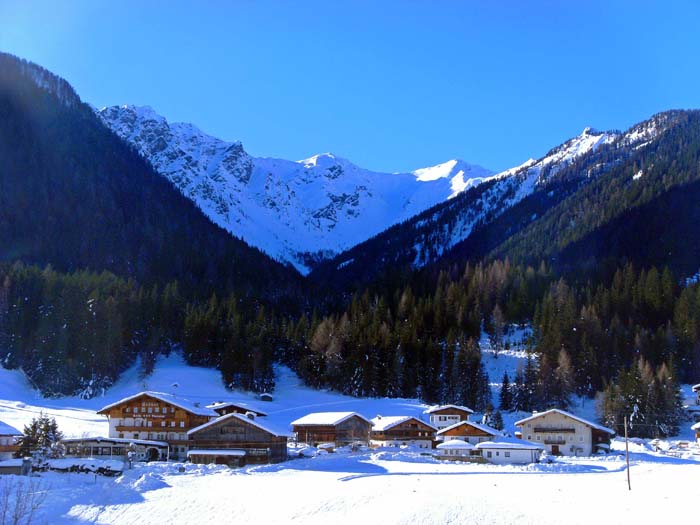 der Eingang des Schustertales bei Kartitsch; die sonnenbeschienene Knollennase (zweite Kuppe von rechts) ist der Weiße Knoten; ganz rechts am Bildrand das Schusteregg