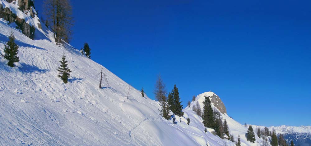 auf einem kleinen Plateau verlässt Ulli die Hauptspur und quert den Hang ...