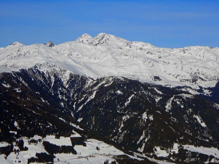 Blick vom Kreuz nach N auf Gölbner und Gumriaul