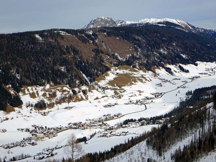 das Bergsteigerdorf Kartitsch hat sich mit neun ausgewiesenen Routen bereits einen Namen als Winterwanderdorf gemacht; im Hintergrund der Spitzenstein (s. Archiv Bergsteigen)