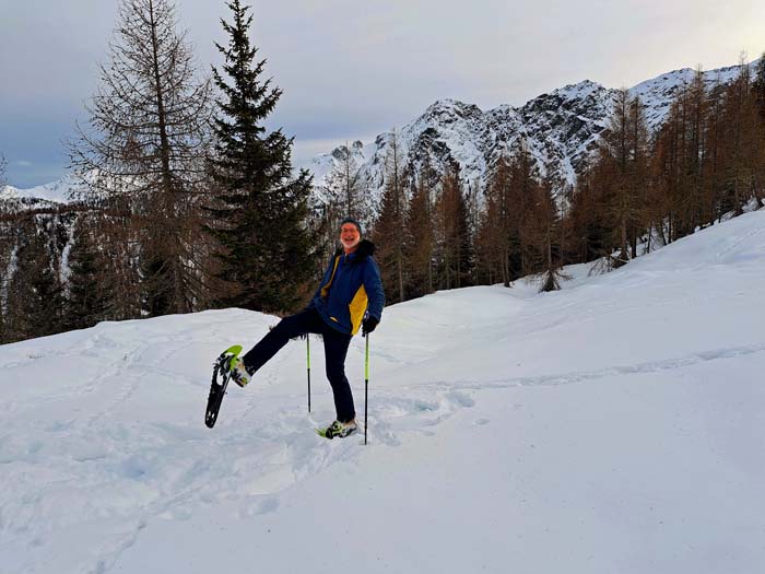 auf der freien Gipfelkuppe des Schusteregg - Erich hat mit 67 erstmals Schneeschuhe an den Füßen; darüber die Gatterspitze (s. Archiv)