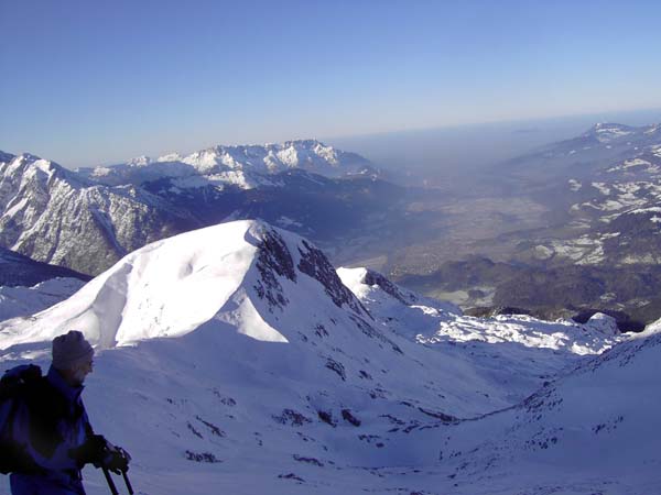 vom Fuß der steilen Nordflanke des Mittl. Wieselstein überblickt man nach N das Salzachtal; hier deponieren wir die Schi ...