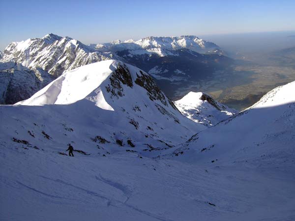 die Abfahrt beginnt im Hochtal zwischen Nördl. (rechts) und Nordwestl. Wieselstein, dahinter Göll und Untersberg