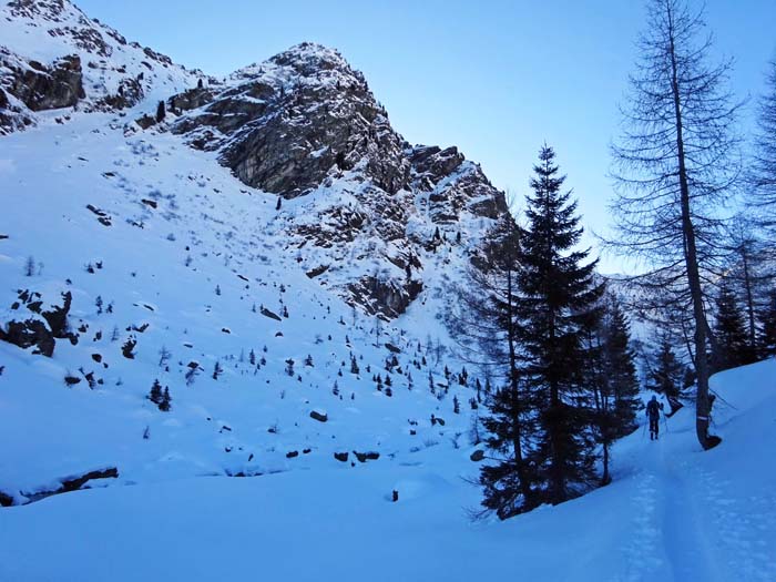 kurze Zeit später rechts der Felsen des Heretkofel der Eingang zum kleinen Hochtal, ...