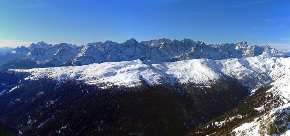 im Südwesten die Sextener Dolomiten über der langgestreckten Costa della Spina, ...