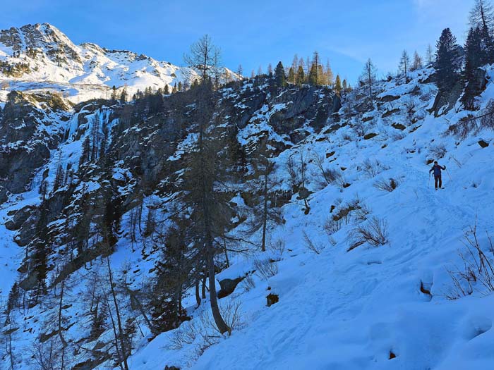 ... und weiter etwas weniger genussvoll auf dem Sommerweg hinunter in den Talschluss, wo wir's die restlichen 4 km wieder brettern lassen können