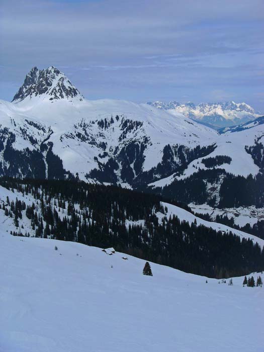 im N der Wilde Kaiser, der elegante Gr. Rettenstein und die Entscharn Hochalm, über die eine Abfahrtsvariante führt