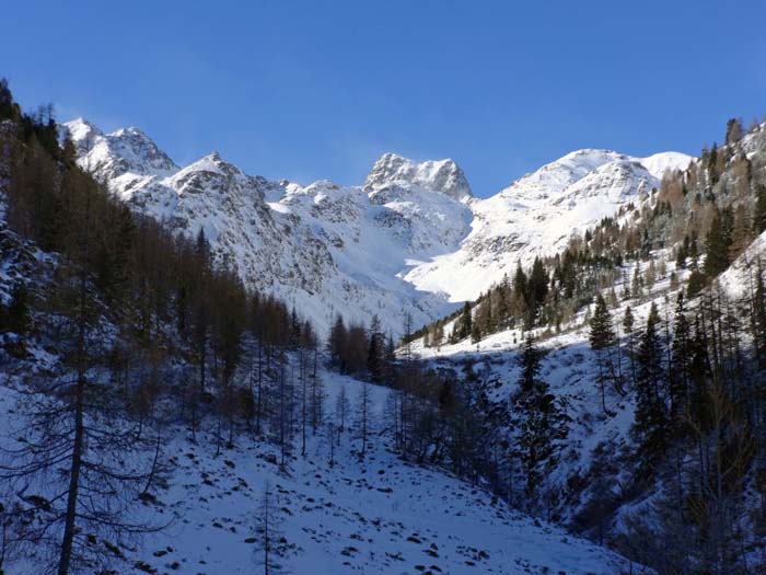 staunend nähern wir uns dem Wunderland rund um die Michelbachalm; Blickfang in Bildmitte der Bockstein