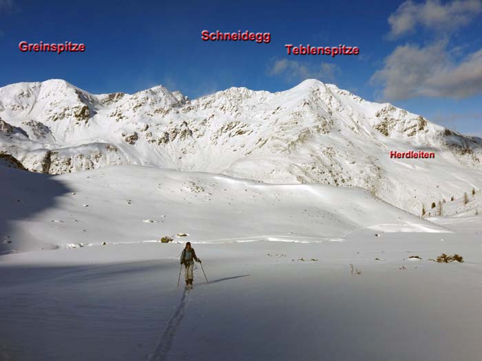 Rückblick nach Norden, die markanten Felsgipfel zwischen Schneidegg und Greinspitze tragen keine Namen