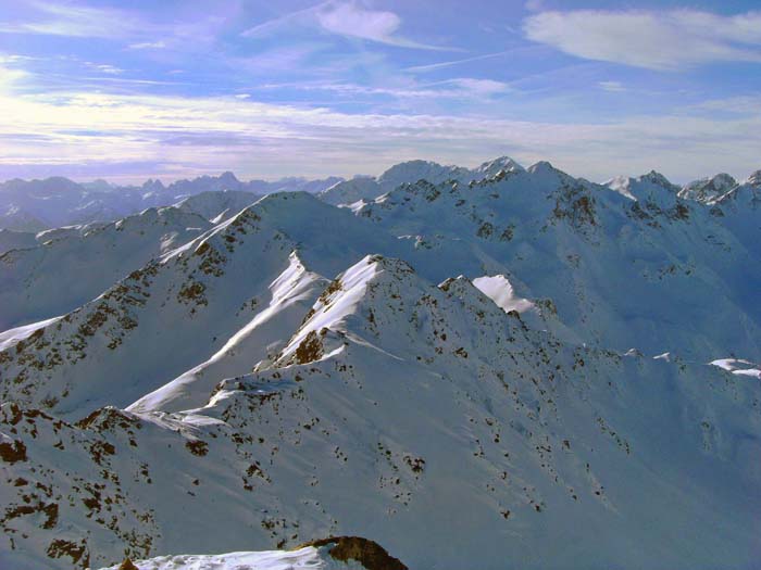 wir befinden uns unterhalb der Engstelle der knapp 600 m hohen Gipfelflanke rechts der Bildmitte