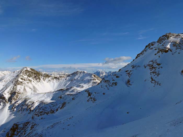 Erich wirft in der vereisten Flanke vielleicht 50 m unterm Gipfel das Handtuch und schleicht zurück; in der Munzalscharte taucht schon die Laserz der Lienzer Dolomiten auf