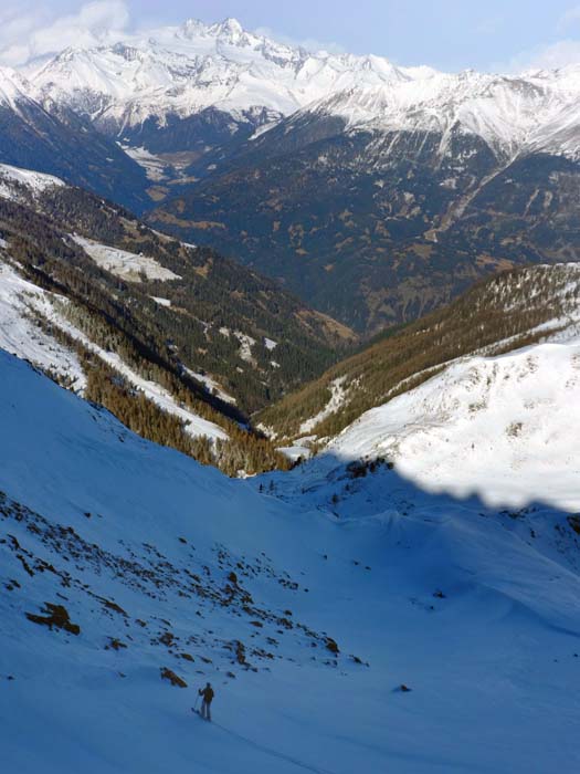 bald sind wir wieder im tollen Schigelände der unteren Flankenhälfte; über dem Michelbachtal das querlaufende Iseltal, dahinter Kals und der Großglockner