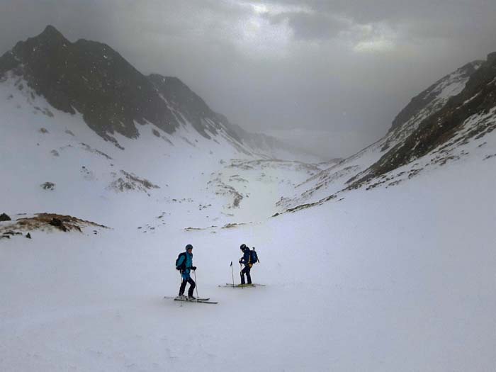 ... daher suchen wir 200 m unterm Gipfel bei einsetzendem Schneetreiben das Weite