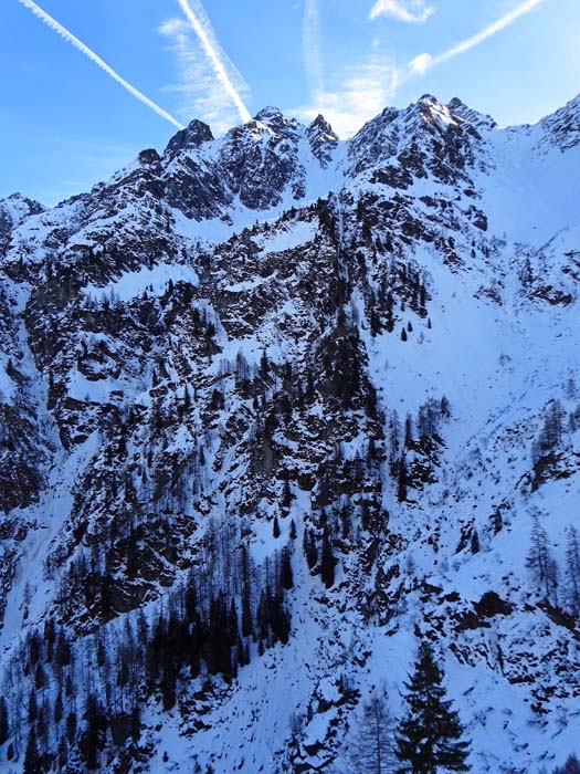 am Talschluss - gegenüber des Flankenauslaufs - links die gigantische Zwölferspitz-Nordwestrinne, rechts der Winteraufstieg zu den Luggauer Böden