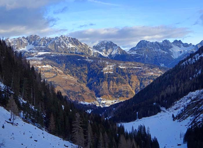 Rückblick auf den Wallfahrtsort Maria Luggau und die Lienzer Dolomiten