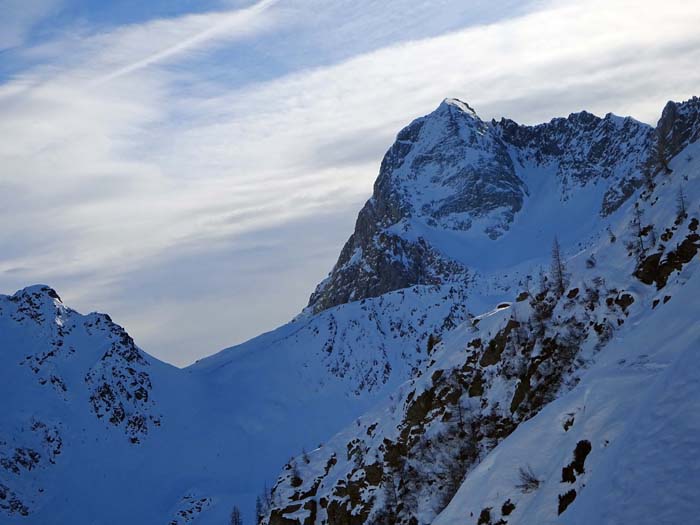 gegenüber der Jagdhütte das Luggauer Törl und die 2574 m hohe Torkarspitze mit seiner (zurzeit ebenfalls schneearmen) Nordwestflanke, einer der extremsten Schiabfahrten des Gebietes