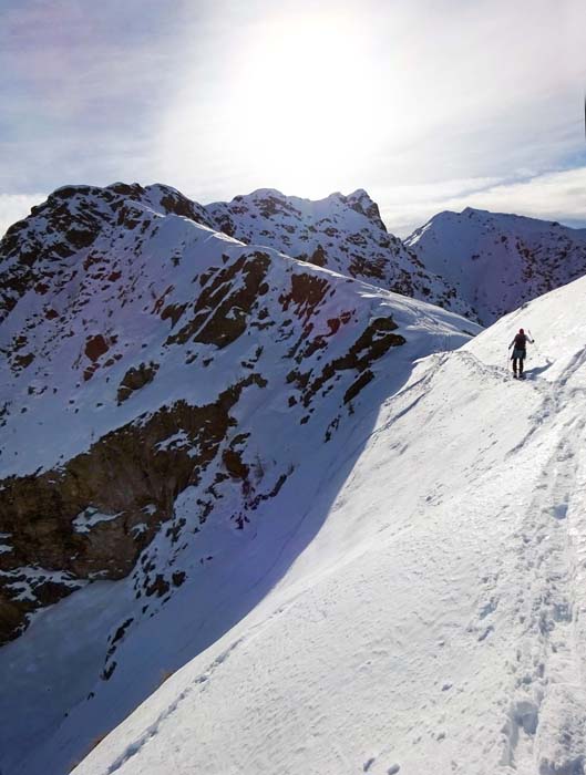 der Ausstieg der Ostflanke steilt gehörig auf, weshalb Ulli von Norden in die Scharte am Beginn des Zehrerhöhe-Nordgrats (auf 2336 m) einquert