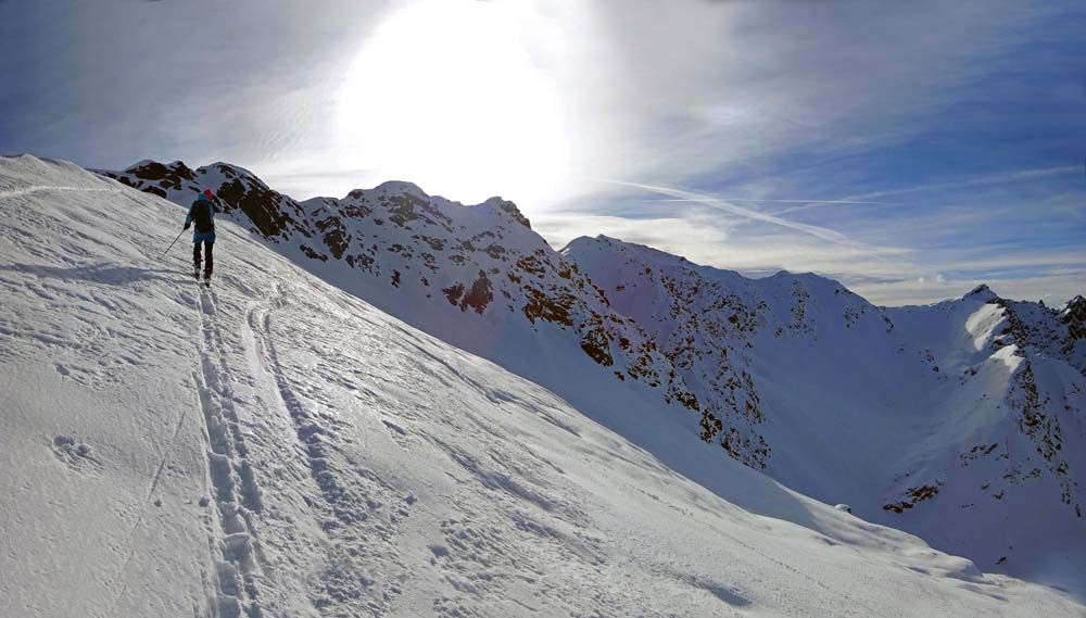 Blick vom Nordgratbeginn auf die Zehrerhöhe, dahinter der Steinkarspitz und das herrlich abgeschiedene Steinkar