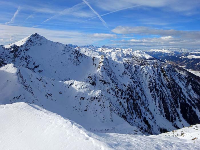 rechts davon der rassige Hochspitz; die Nordostflanke (hier im Bild ist noch steiler als die Nordwestflanke aus dem Winklertal)