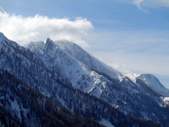 ein seltener Blick auf den „schwierigsten Berg der Hochschwabgruppe“: den Heuschober; parallel dazu verschoben die fast 800 m hohe Ringkamp-Nordflanke, eine der eindrucksvollsten Abfahrten des ganzen Gebietes