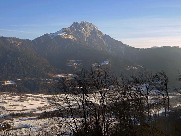 am Beginn des langen Forststraßenaufstiegs oberhalb des Gratzhofs; Blick übers Gailtal auf den Reißkofel